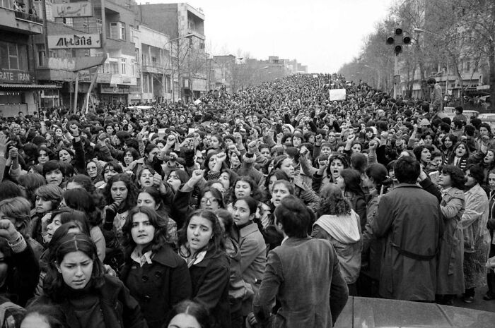 100,000 mujeres iraníes marchan en protesta contra la ley del Hijab. Teherán, 1979