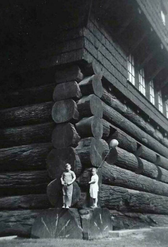 Children In Front Of The World’s Largest Log Cabin In Portland, Oregon, Us, 1938. Built In 1905 Burned, Down In 1964