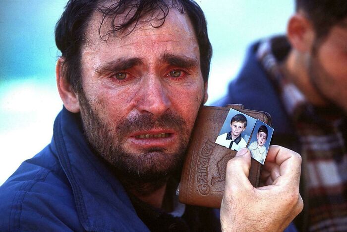 Padre buscando a sus dos hijos desaparecidos durante la guerra de Kosovo en 1999