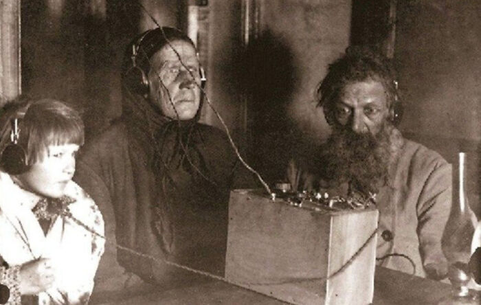 Campesinos soviéticos escuchando la radio por 1ª vez, 1928
