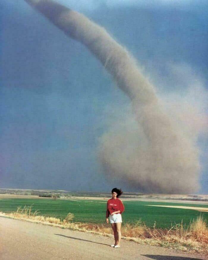 Mujer haciéndose una foto con un tornado, 1989
