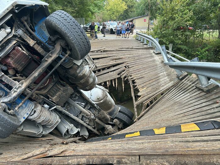 Un idiota con un camión con 34 tons. de cemento intentó pasar sobre un puente de madera que solo soporta 4 tons