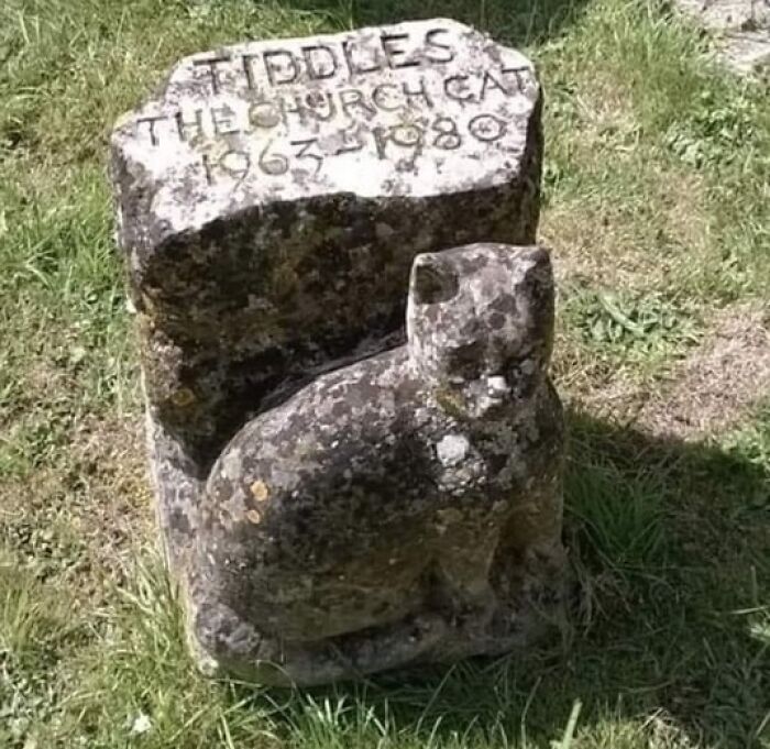 Interesting-Tombstones-Graves-Cemeteryporn