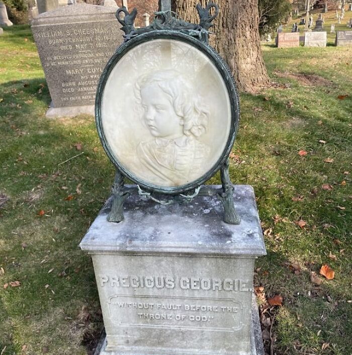 Interesting-Tombstones-Graves-Cemeteryporn