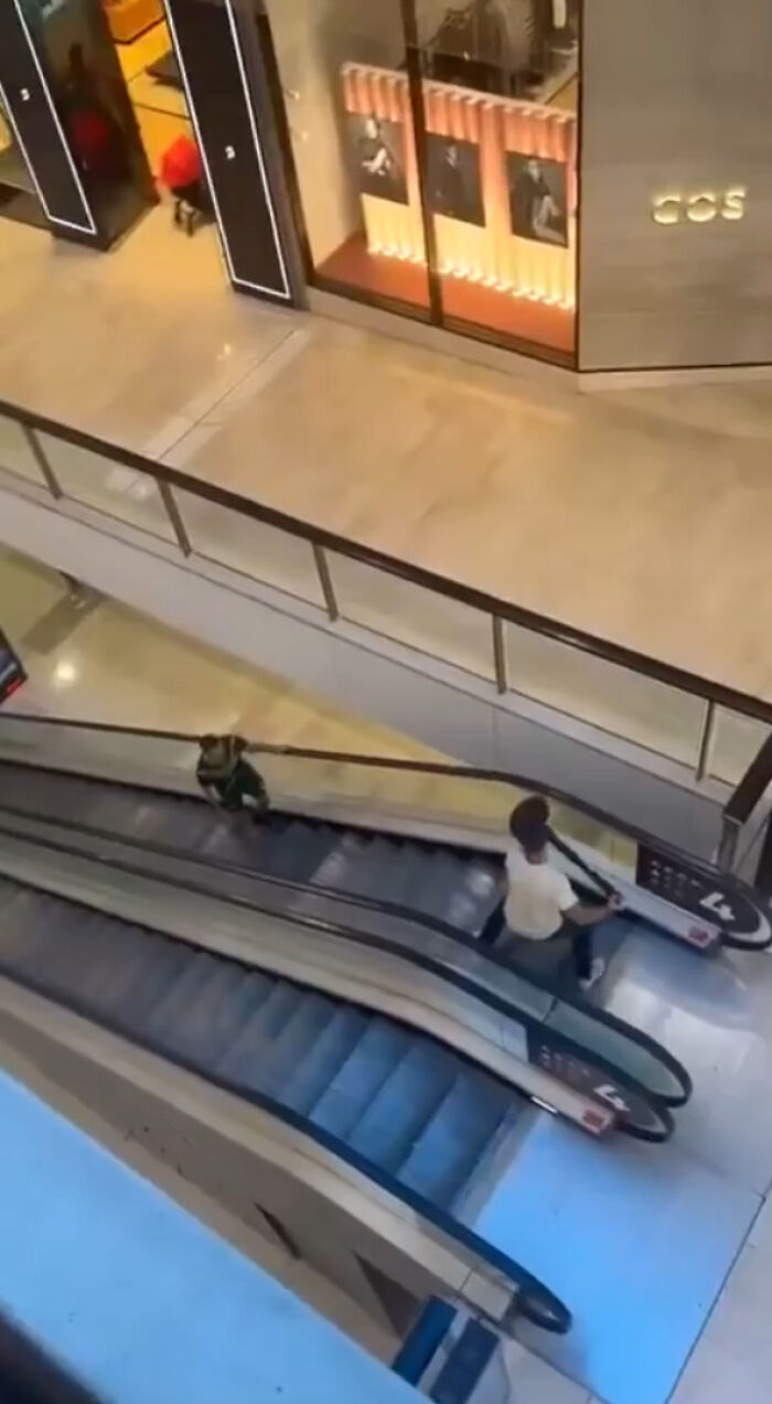 "Hot" Hunk Becomes New Aussie Heartthrob For Stopping Knife-Wielding Man Who Stabbed Six To Death "Hot" Hunk Becomes New Aussie Heartthrob For Stopping Knife-Wielding Man Who Stabbed Six To Death