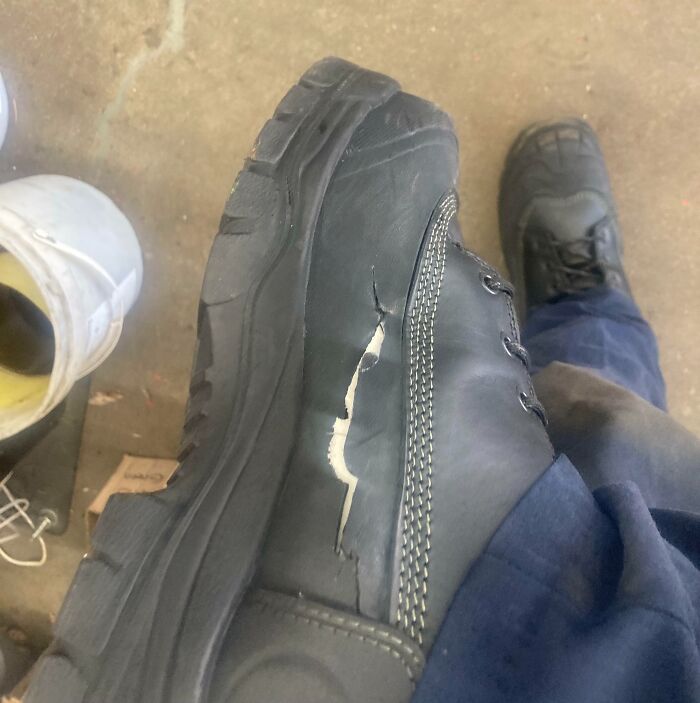 La primera vez que me pongo estas botas con puntera de acero y a prueba de todo. A las 2 horas de estar trabajando, ya se han rajado