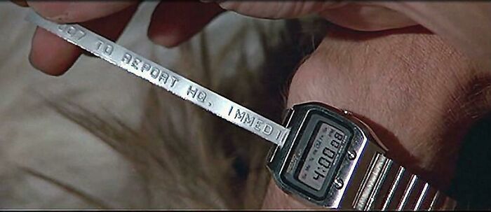 James Bond Receives A "Text" Via His Smartwatch In The Spy Who Loved Me