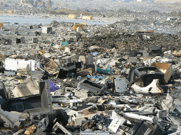 Agbobloshie (Ghana) This Suburb Of Accra Is Western Europe's Preferred Dumping Ground For Electronic Waste. Population Affected: +40,000
