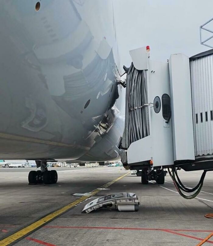 ¿Cómo te cargas la puerta de un avión???
