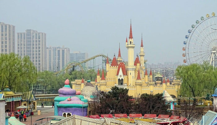 “From A Distance, It Looks OK”: Man Shares His Absurd Experience Visiting Beijing’s Amusement Park “From A Distance, It Looks OK”: Man Shares His Absurd Experience Visiting Beijing’s Amusement Park