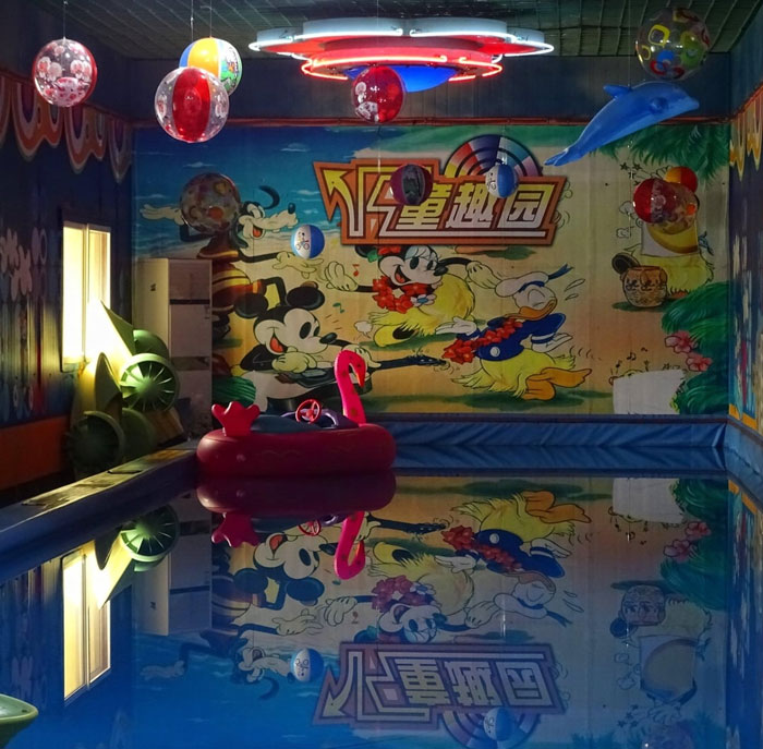 “From A Distance, It Looks OK”: Man Shares His Absurd Experience Visiting Beijing’s Amusement Park “From A Distance, It Looks OK”: Man Shares His Absurd Experience Visiting Beijing’s Amusement Park