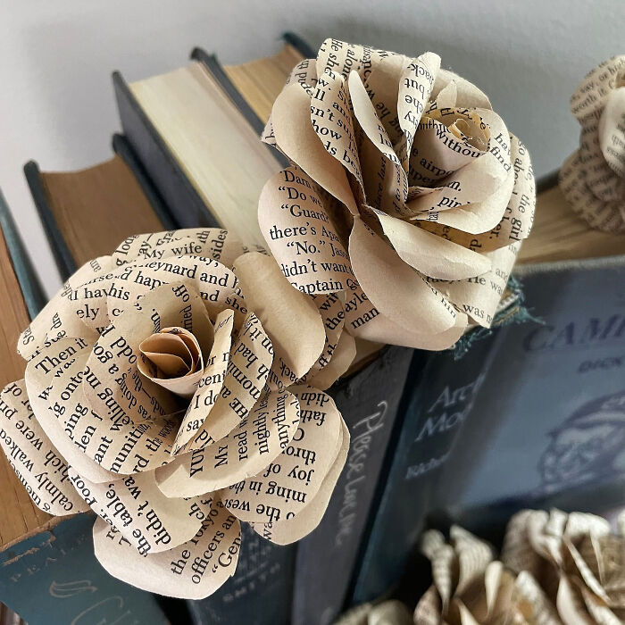 Celebrate Literature With A Vintage Novel Page Flowers That Are Ideal For Gift Wrapping Or Decor!
