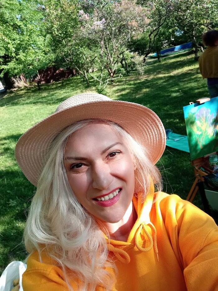 My Friends And I Went To An Art Plein Air With A Lilac Landscape (15 Pics) My Friends And I Went To An Art Plein Air With A Lilac Landscape (15 Pics)