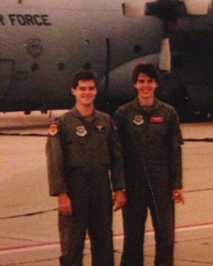 “Every Layover Is A Date Night” Husband And Wife Fly Commercial Planes Together “Every Layover Is A Date Night” Husband And Wife Fly Commercial Planes Together