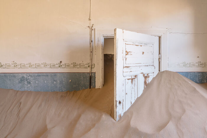 I Discovered The Forgotten Treasures Of Kolmanskop: A Namibian Ghost Town Featured In "Fallout" And "Mad Max" I Discovered The Forgotten Treasures Of Kolmanskop: A Namibian Ghost Town Featured In "Fallout" And "Mad Max"