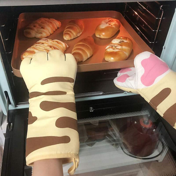 Handle The Cooking Heat With These Purr-Fect Paw Oven Mitts