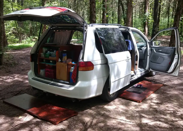 Van-Lifers Reveal Why The Romanticized Lifestyle Isn’t All It’s Cut Out To Be Online Van-Lifers Reveal Why The Romanticized Lifestyle Isn’t All It’s Cut Out To Be Online