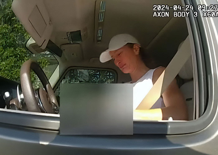 Mayor Slams Cop’s Response To Gisele Bündchen Crying As She Was Pursued By Paparazzi Mayor Slams Cop’s Response To Gisele Bündchen Crying As She Was Pursued By Paparazzi