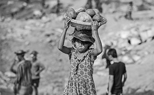 20 Poignant Images Depicting The Global Issue Of Child Labor By This Photographer