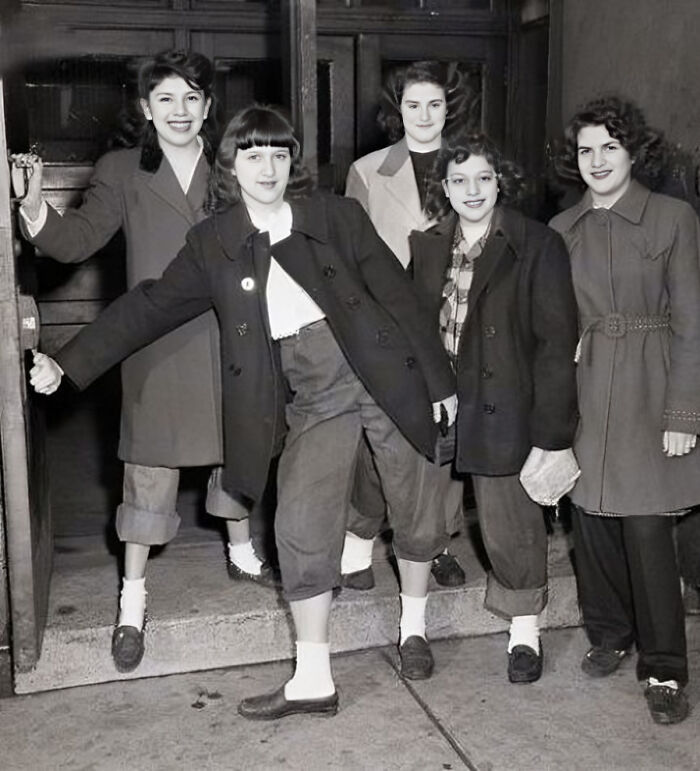 Chicas de instituto enviadas a casa por ir a clase con vaqueros azules o pantalones de vestir. Chicago, 1946