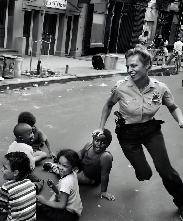 Policía jugando con niños en Nueva York, 1970