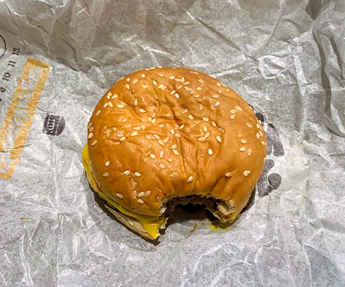 Mi esposa no quería nada del burger king, así que volvimos a casa, fui al baño y me encontré mi hamburguesa así
