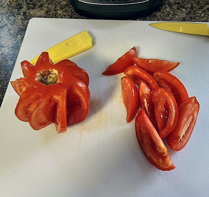 Así corta mi esposa los tomates