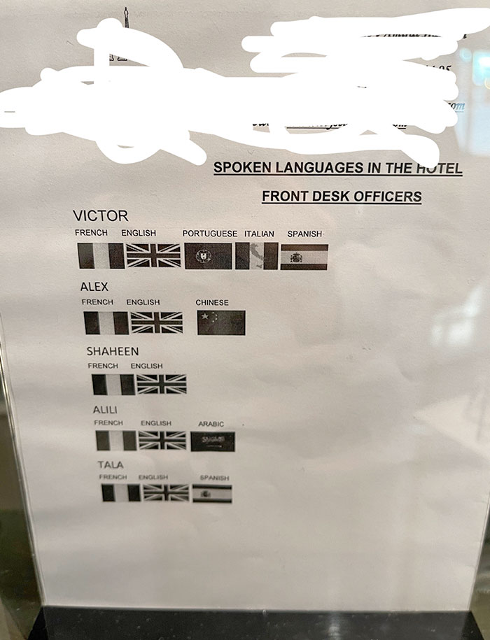 Este hotel en París muestra los idiomas que hablan los empleados