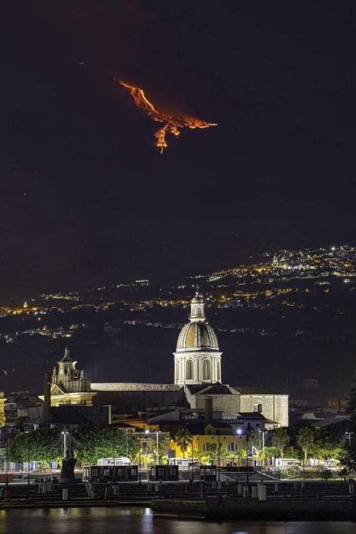 Erupción en el Monte Etna (Sicilia) que parece un fénix en el cielo
