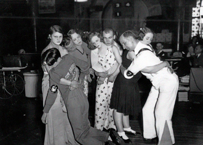Las últimas 4 parejas en un maratón de baile en Chicago, 1930 aprox.