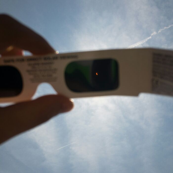 Woman Defies Warnings And Looks Straight At The Solar Eclipse, Warns Others Not To Do The Same Woman Defies Warnings And Looks Straight At The Solar Eclipse, Warns Others Not To Do The Same