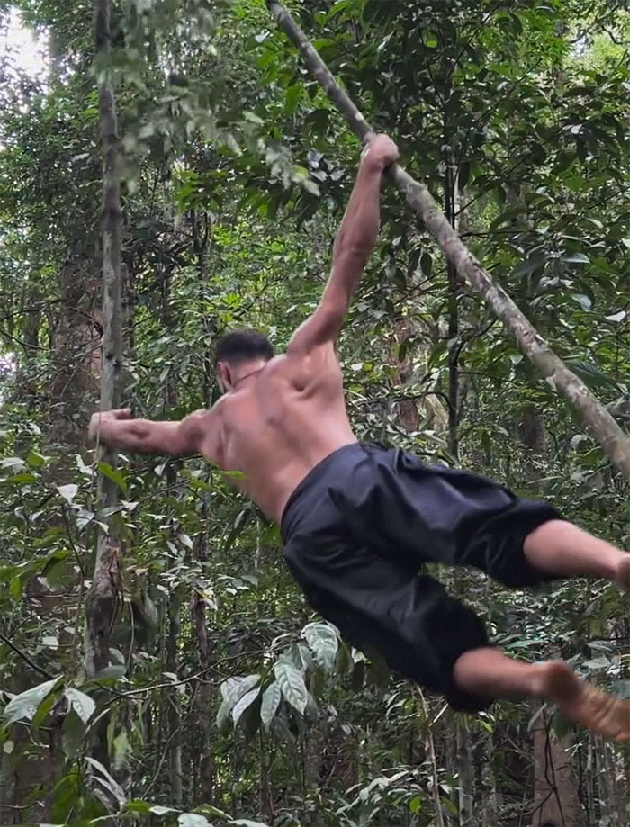 People Amazed By Tree-Swinging Man Who Documented Time With Nomadic Tribe