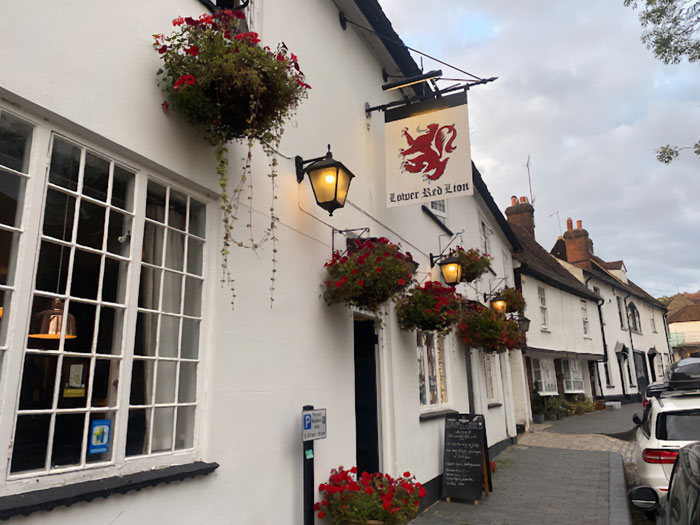 “Dog-Friendly, Child-Free” Pub That’s Been Banning Kids For 11 Years Sparks Heated Debate “Dog-Friendly, Child-Free” Pub That’s Been Banning Kids For 11 Years Sparks Heated Debate