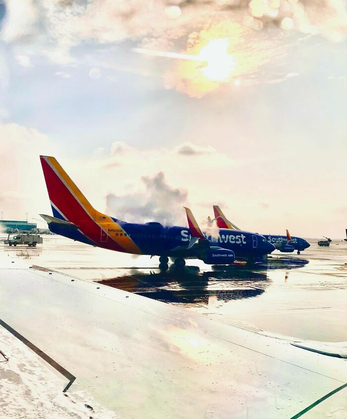 “Every Layover Is A Date Night” Husband And Wife Fly Commercial Planes Together