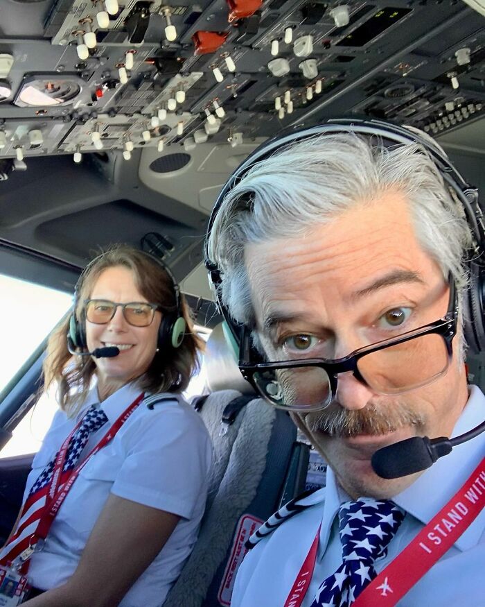 “Every Layover Is A Date Night” Husband And Wife Fly Commercial Planes Together