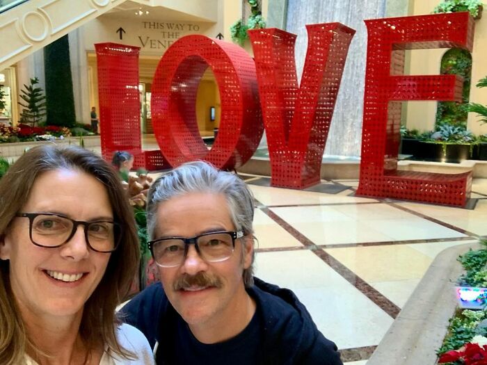 “Every Layover Is A Date Night” Husband And Wife Fly Commercial Planes Together