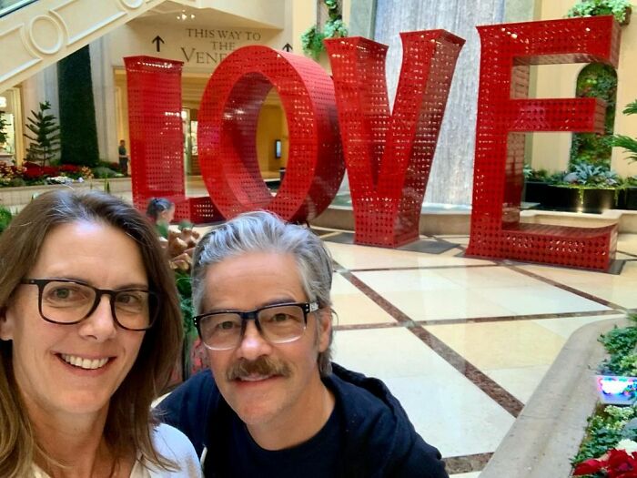 “Every Layover Is A Date Night” Husband And Wife Fly Commercial Planes Together “Every Layover Is A Date Night” Husband And Wife Fly Commercial Planes Together