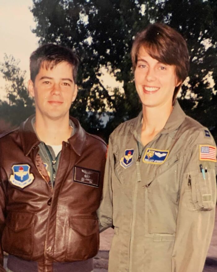 “Every Layover Is A Date Night” Husband And Wife Fly Commercial Planes Together “Every Layover Is A Date Night” Husband And Wife Fly Commercial Planes Together