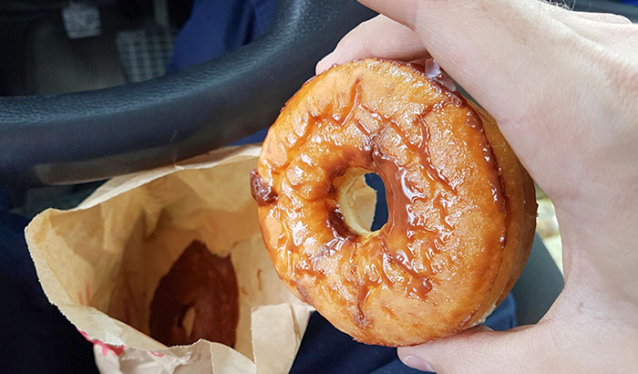 Todo el glaseado del donut se ha pegado en la bolsa