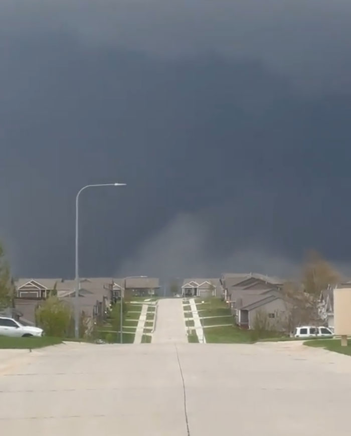 People Stunned As Midwestern Woman Goes Outside To Film Tornado After Hearing Sirens People Stunned As Midwestern Woman Goes Outside To Film Tornado After Hearing Sirens