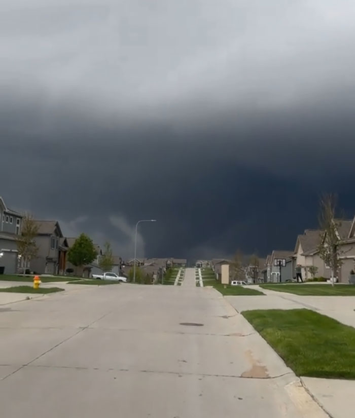 People Stunned As Midwestern Woman Goes Outside To Film Tornado After Hearing Sirens People Stunned As Midwestern Woman Goes Outside To Film Tornado After Hearing Sirens