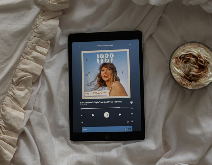 Woman Attempts To Explain How Streaming Farms Work, Goes Viral With 4.1M Views On TikTok Woman Attempts To Explain How Streaming Farms Work, Goes Viral With 4.1M Views On TikTok