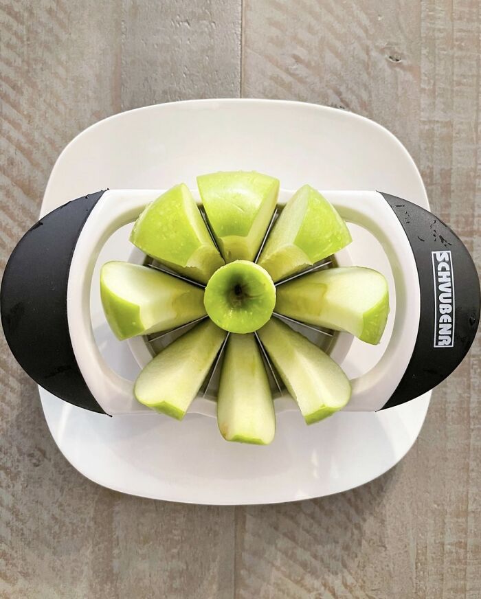 Slice Apples With Ease Using An Apple Slicer: Quickly And Uniformly Cut Your Fruit For Snacks