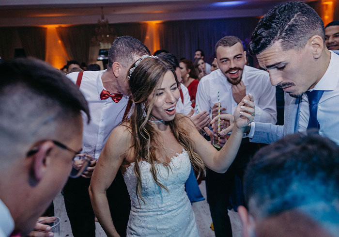 “Several Inappropriate Baby Videos”: 30 Horrible Or Wonderful Wedding Experiences Folks Had