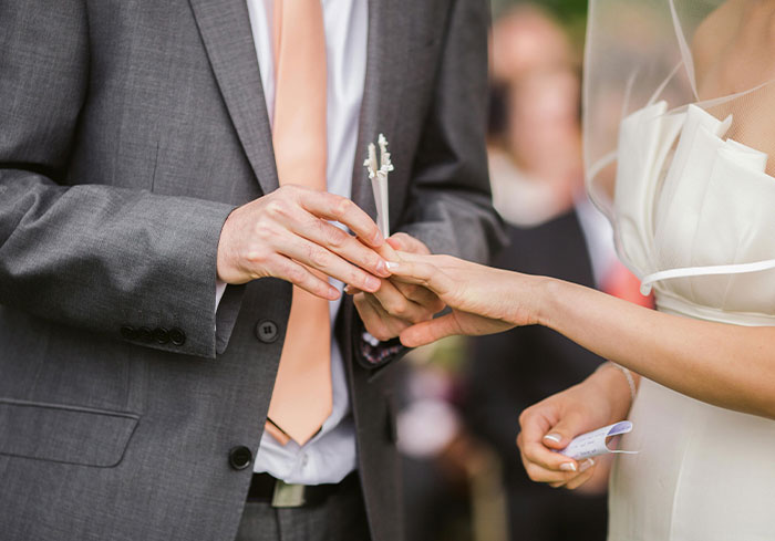 “Several Inappropriate Baby Videos”: 30 Horrible Or Wonderful Wedding Experiences Folks Had