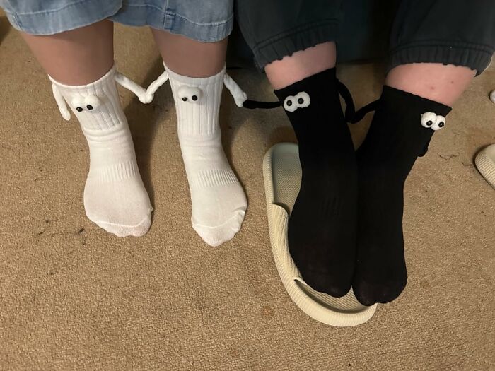 Keep Your Best Friend Near You With Magnetic Holding Hands Socks