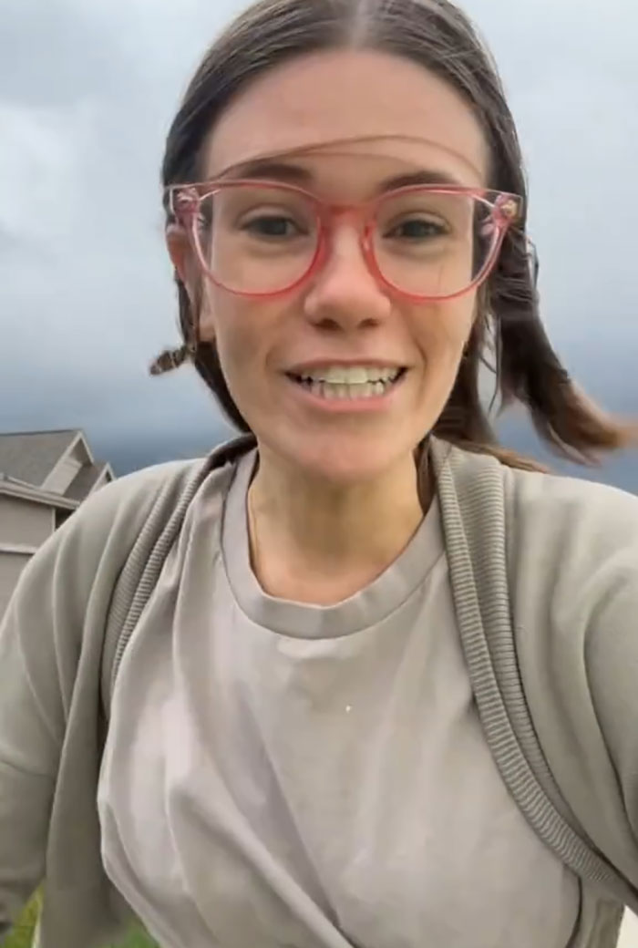 People Stunned As Midwestern Woman Goes Outside To Film Tornado After Hearing Sirens People Stunned As Midwestern Woman Goes Outside To Film Tornado After Hearing Sirens