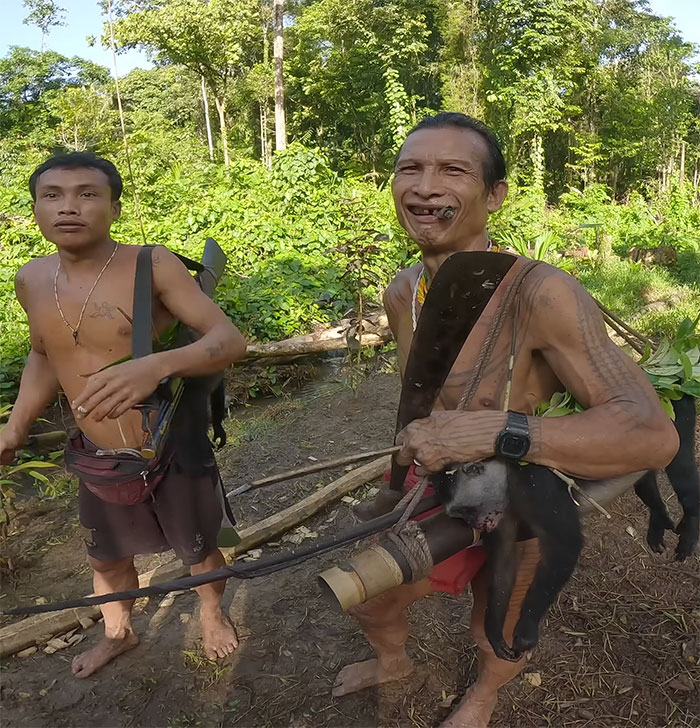 People Amazed By Tree-Swinging Man Who Documented Time With Nomadic Tribe