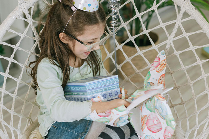 Girl’s Birthday Presents End Up In The Trash Because They Don’t Match Her Mom’s Aesthetic Girl’s Birthday Presents End Up In The Trash Because They Don’t Match Her Mom’s Aesthetic