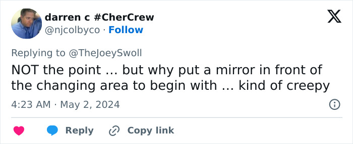 “Hope The Guy Presses Charges”: Gym-Goer’s Controversial Locker Room Selfie Exposes Unwitting Man “Hope The Guy Presses Charges”: Gym-Goer’s Controversial Locker Room Selfie Exposes Unwitting Man